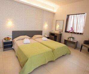 Hypo-allergenic bedding, minibar, in-room safe, desk - Astron Hotel (Ierapetra)