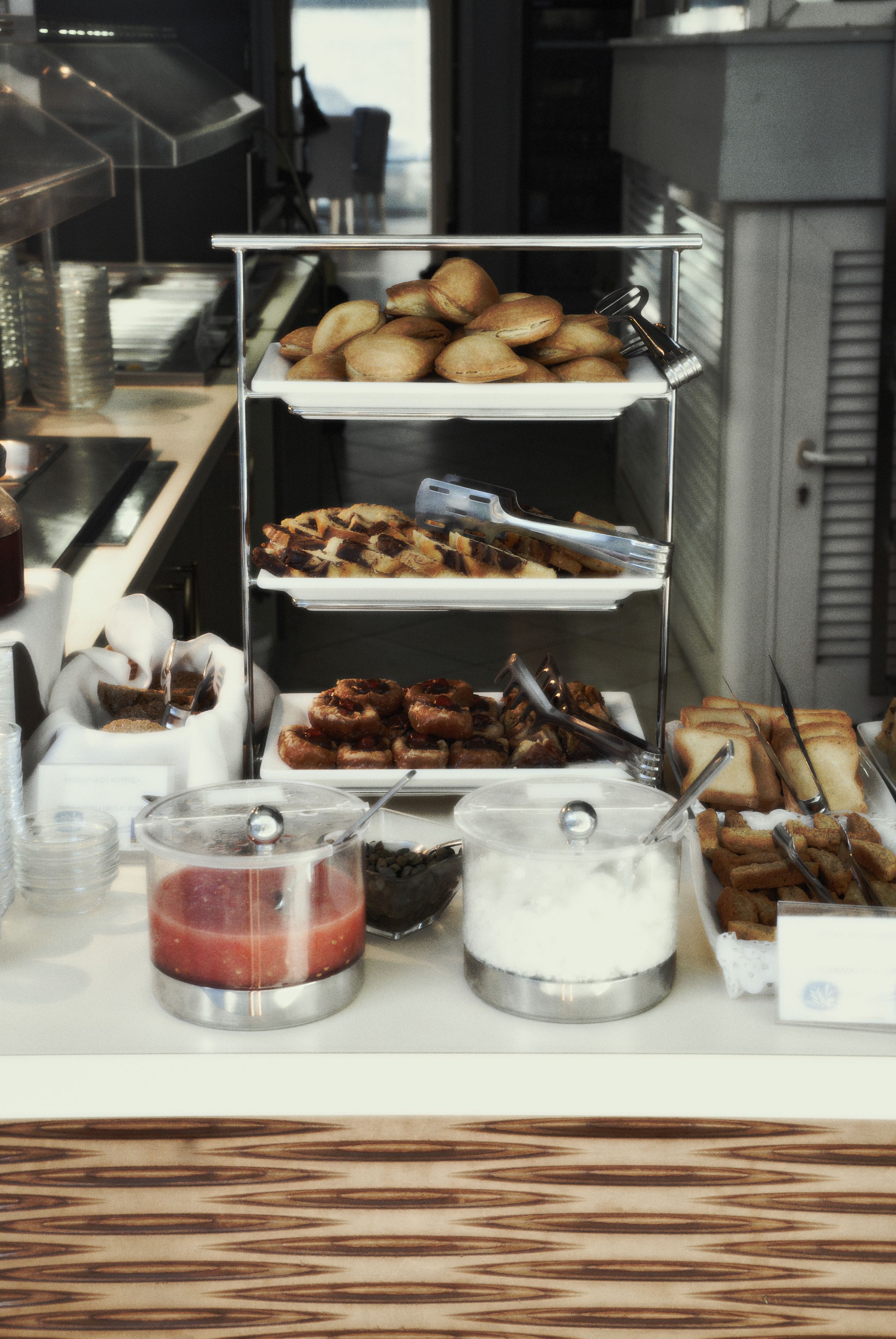 Ein Buffet mit verschiedenen Speisen, darunter Gebäck, Brot und Beilagen.