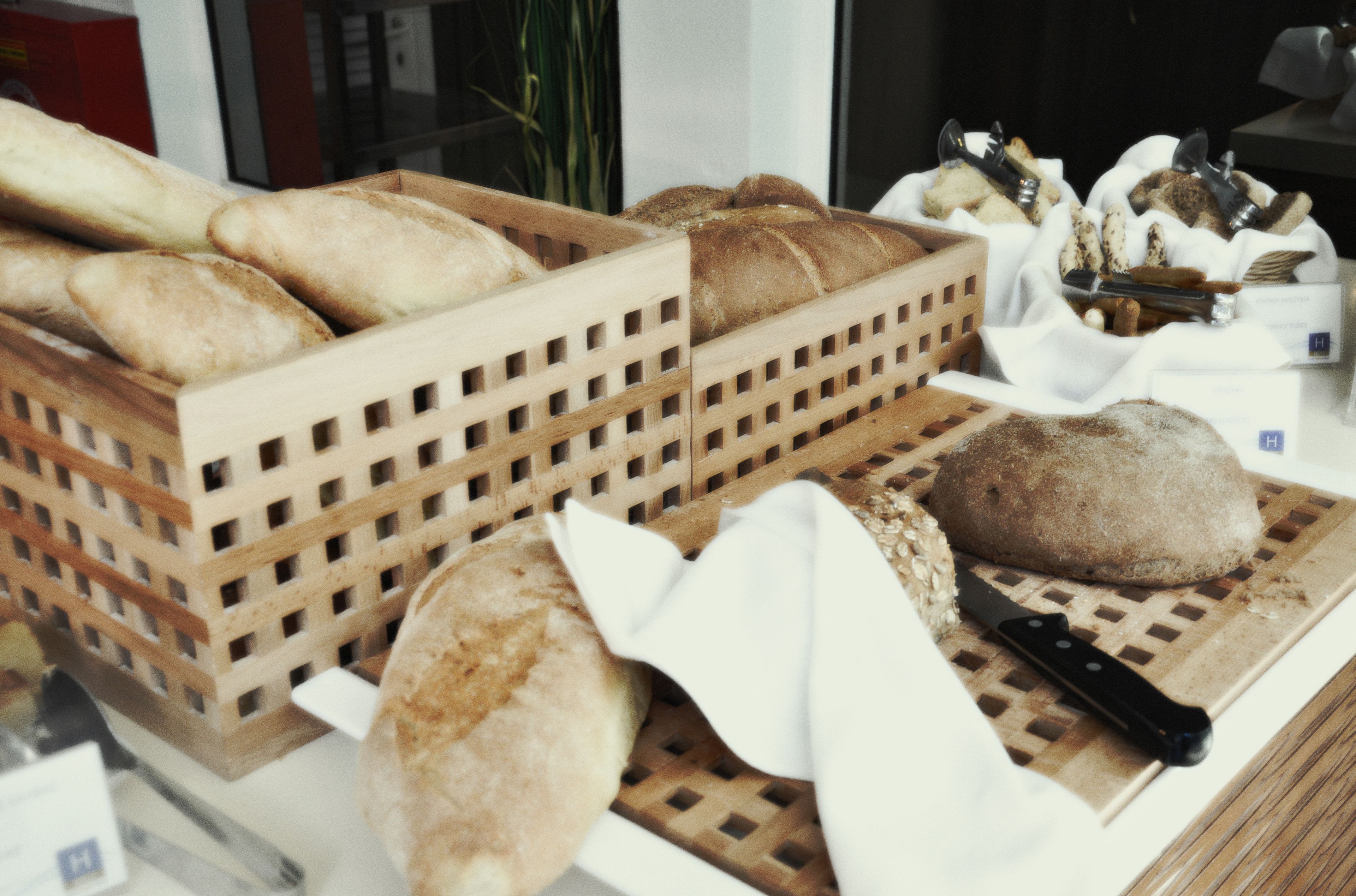 Un tagliere con diversi tipi di pane e un coltello.