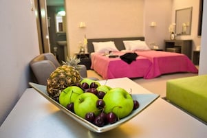 Suíte júnior | Roupas de cama antialérgicas, frigobar, cofres nos quartos, escrivaninha