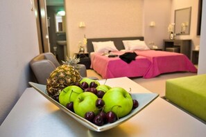 ジュニア スイート | 低刺激性寝具、ミニバー、セーフティボックス (室内)、デスク