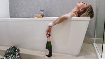 Deep-soaking bathtub