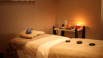 Salas de tratamiento para parejas, sauna y tina de hidromasaje