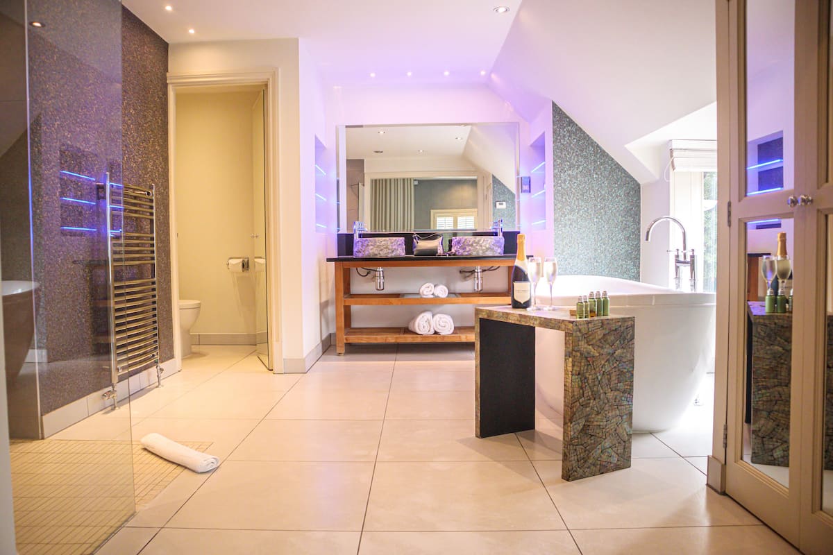 suite, 1 king bed (master) | bathroom | designer toiletries, hair dryer, bathrobes, slippers