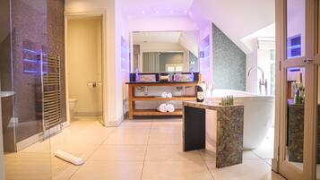 Suite, 1 King Bed (Master) | Bathroom | Designer toiletries, hair dryer, bathrobes, slippers