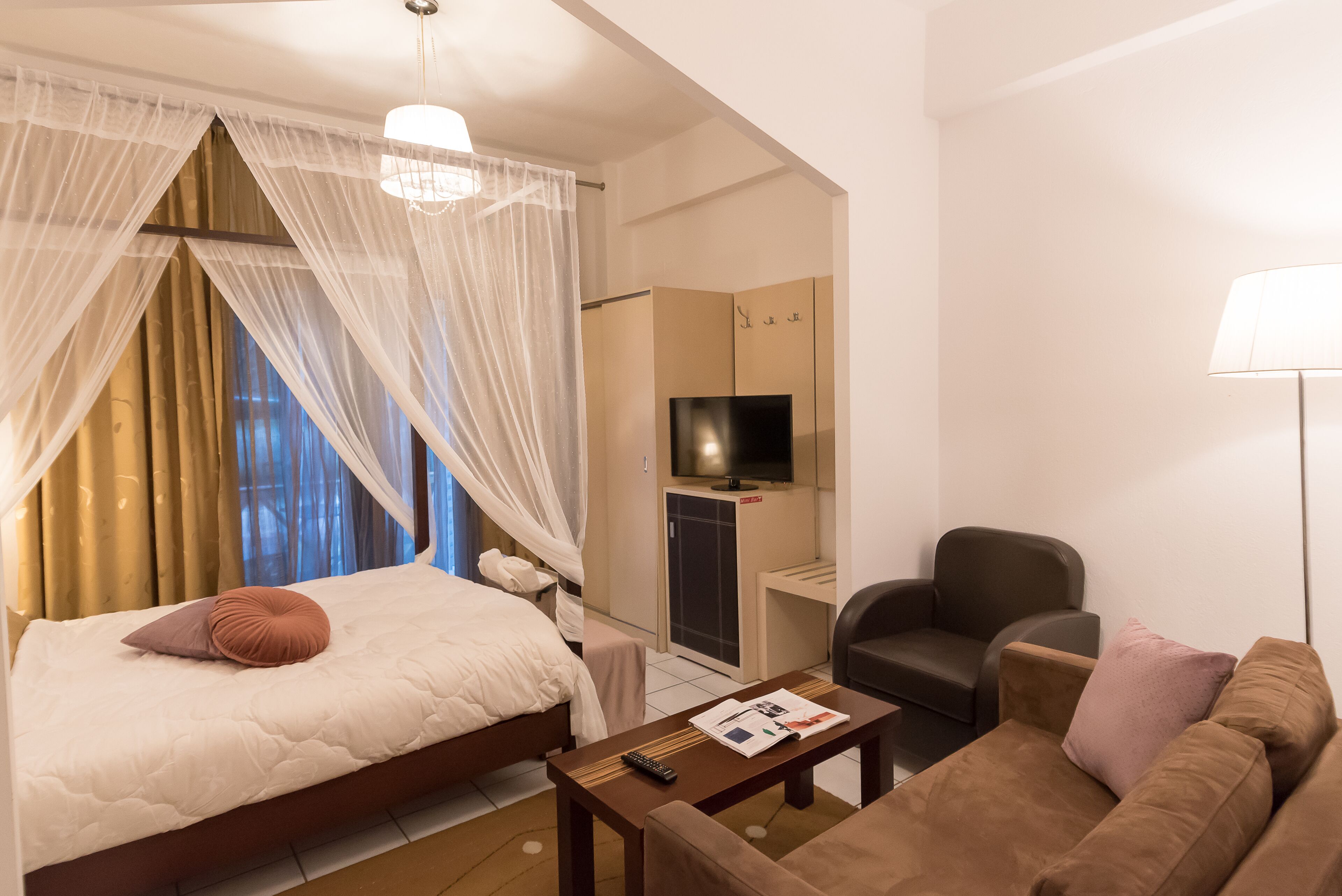 迷你吧,客房内保险箱,办公桌,遮光窗帘