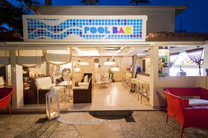 Poolside bar