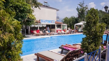 Outdoor pool, free pool cabanas, pool umbrellas