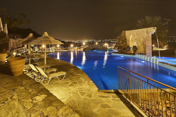 Outdoor pool, pool umbrellas, sun loungers