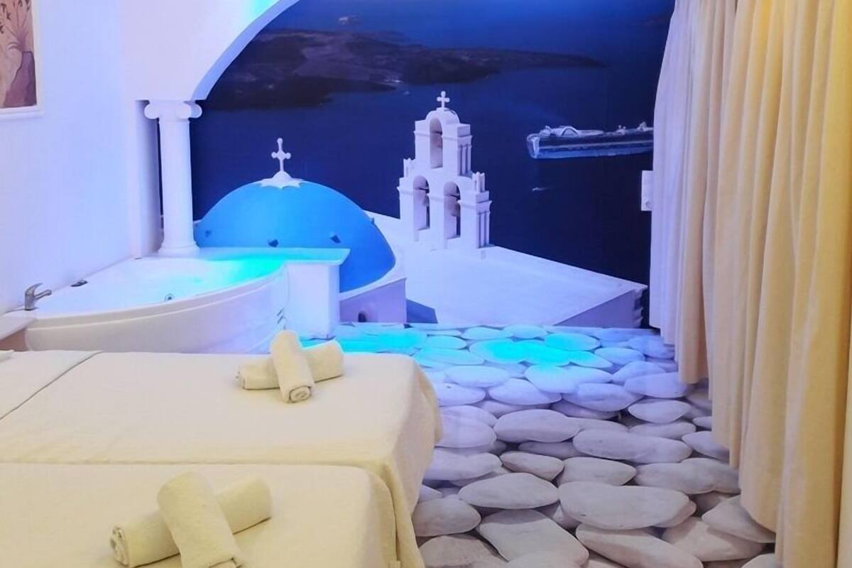 Romantic Suite (Illusion) | Soundproofing, iron/ironing board, free WiFi, bed sheets