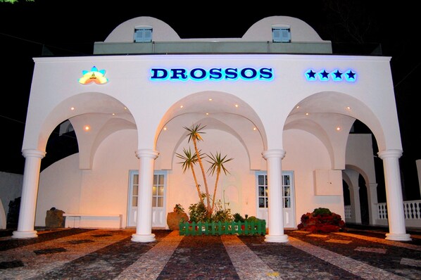 Front of property - evening/night - Santo Mangata Boutique Hotel & Spa (Santorini)