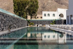 Seasonal outdoor pool, pool umbrellas, sun loungers - Santo Mangata Boutique Hotel & Spa (Santorini)