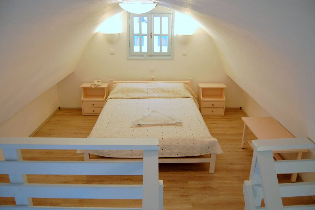 Standard Quadruple Room | Soundproofing, iron/ironing board (on request), WiFi (free), bed sheets