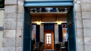 A building entrance with a sign reading "SUITES PANAPA". - Pandora Suites (Chania)