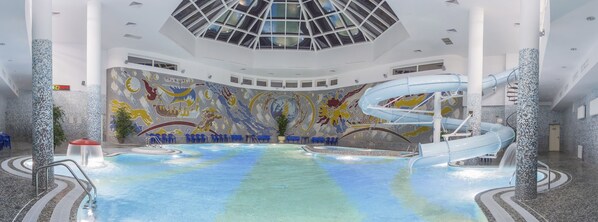 Una piscina cubierta