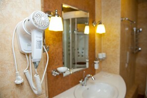 Ducha, artículos de tocador gratuitos, secador de pelo, toallas