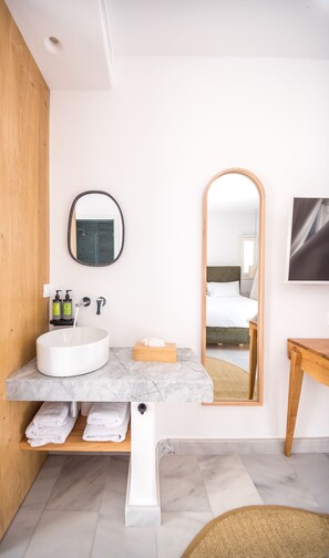 Kamar Deluks | Kamar mandi | Shower, perlengkapan mandi gratis, pengering rambut, dan jubah mandi