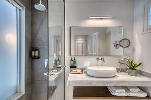 Quarto standard, vista para o jardim | Banheiro | Chuveiro, produtos de toalete grátis, secador de cabelo 