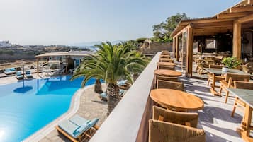 Außenpool, geöffnet von 10:00 Uhr bis 23:00 Uhr, Sonnenschirme