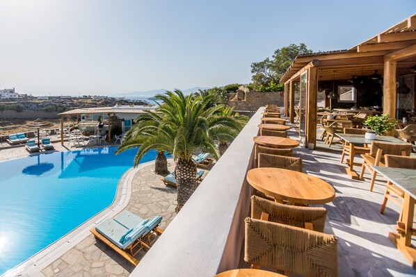 Piscine extérieure, parasols de plage, chaises longues