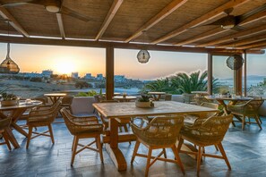 Frühstück, Mittagessen, Abendessen, mediterrane Küche, Blick aufs Meer 