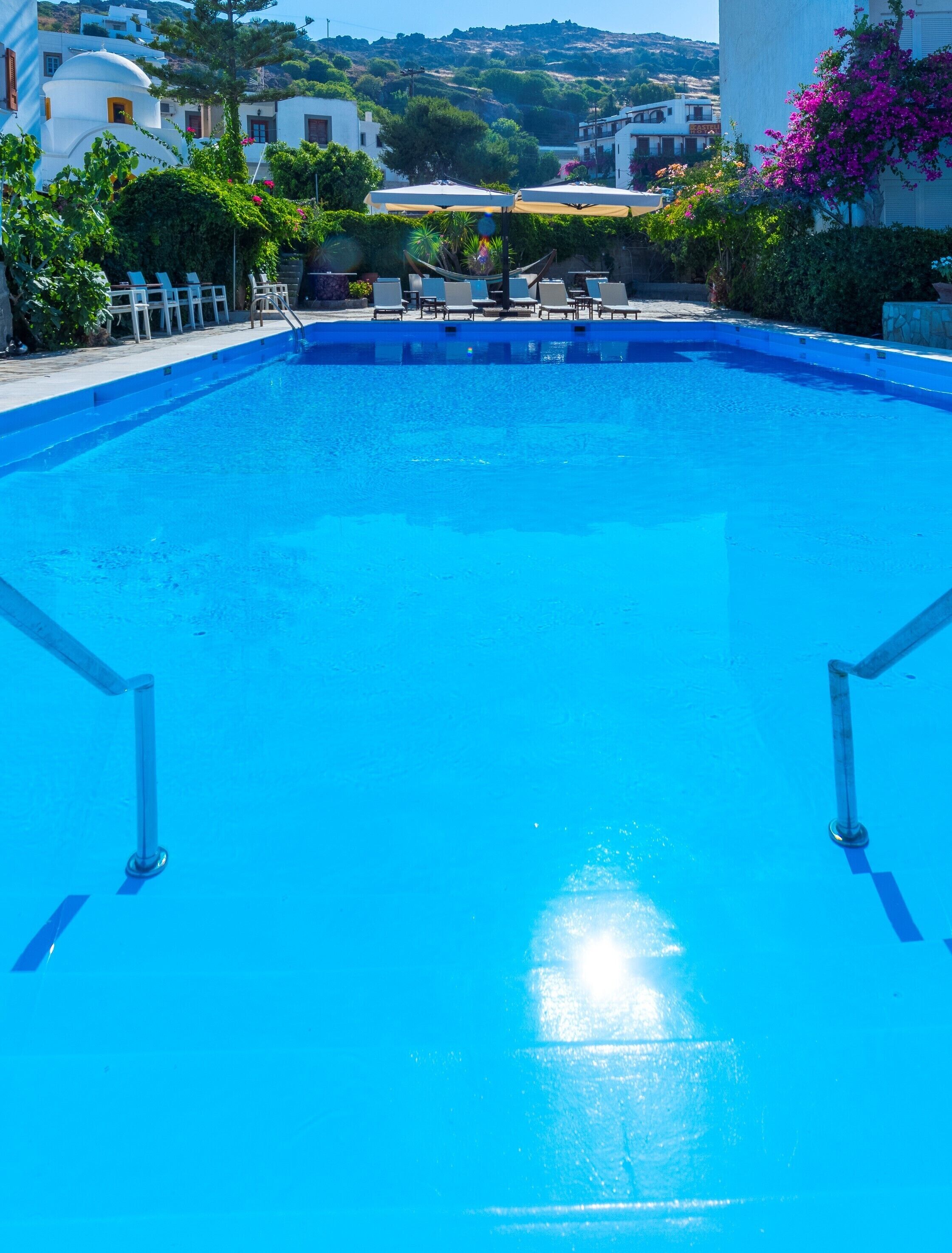 حمّام سباحة خارجي موسمي، مقاعد للتشمس