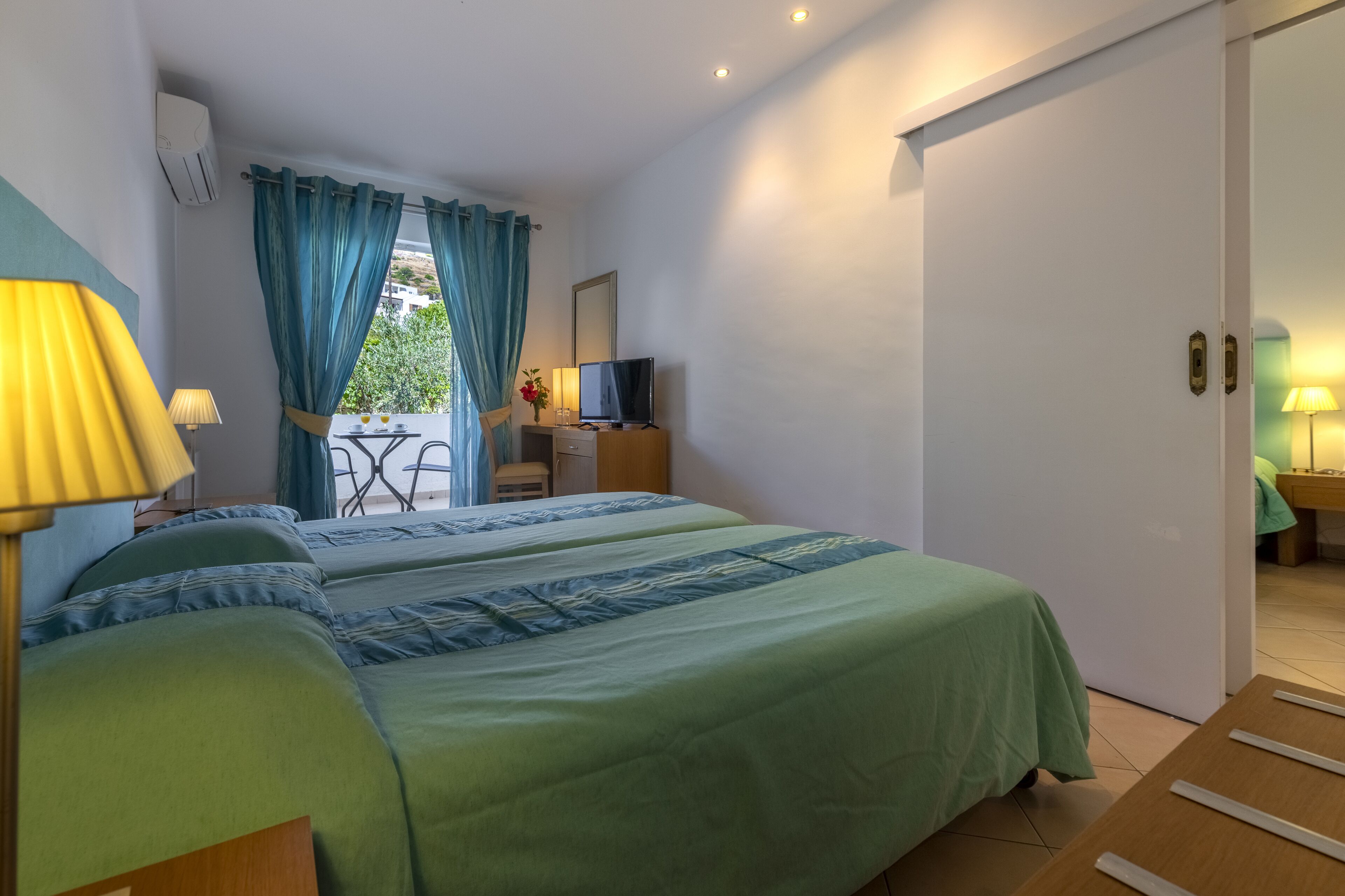 family room | minibar, in-room safe, free cots/infant beds, free wifi