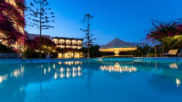 Hồ bơi ngoài trời phục vụ theo mùa, ghế dài tắm nắng