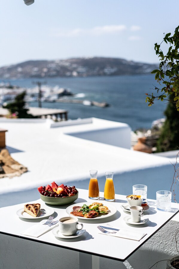 Free daily continental breakfast - Hotel Madalena (Mykonos)