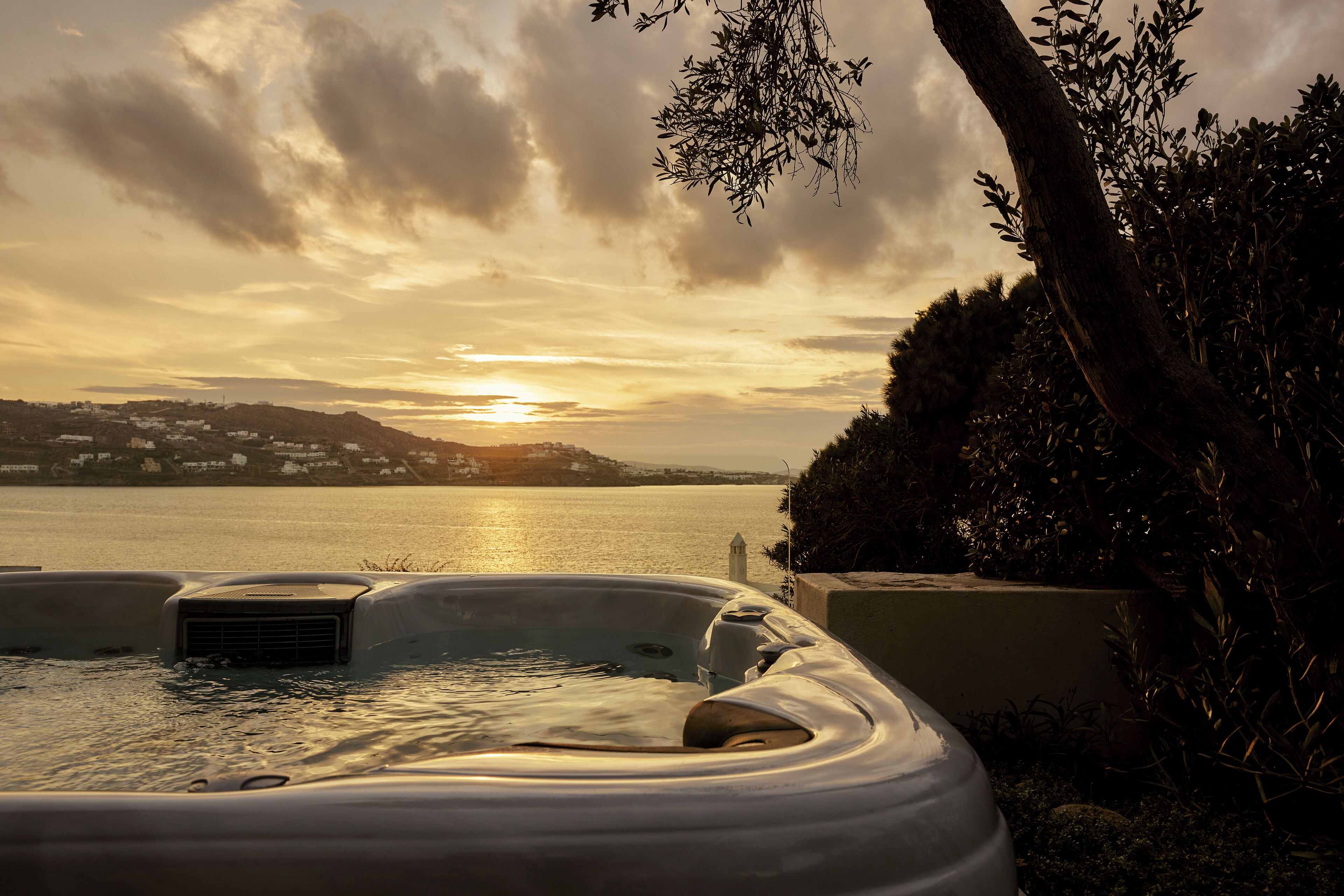 Jetted bathtub
