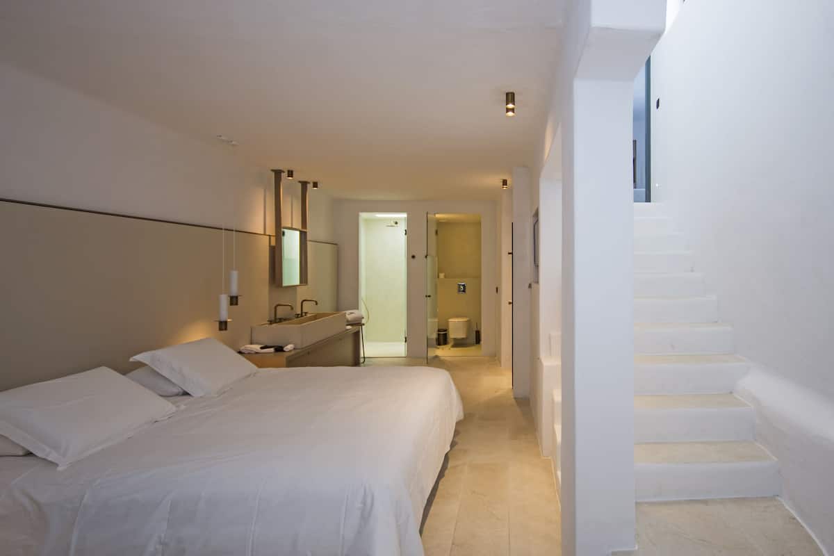 Alloggio familiare su due livelli, idromassaggio, vista mare | Biancheria da letto di alta qualità, minibar, una cassaforte in camera