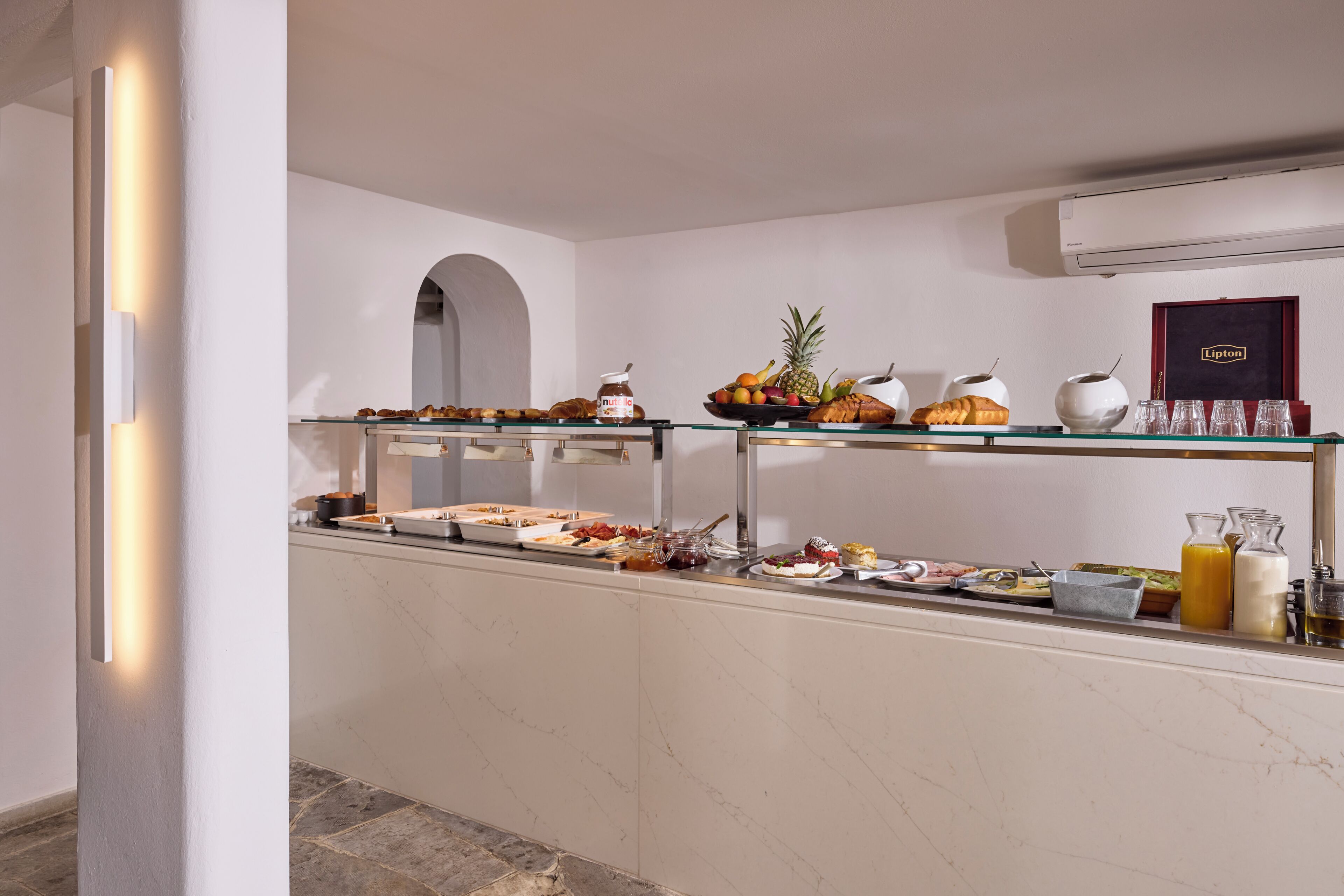 En buffet med forskellige retter og tilbehør.