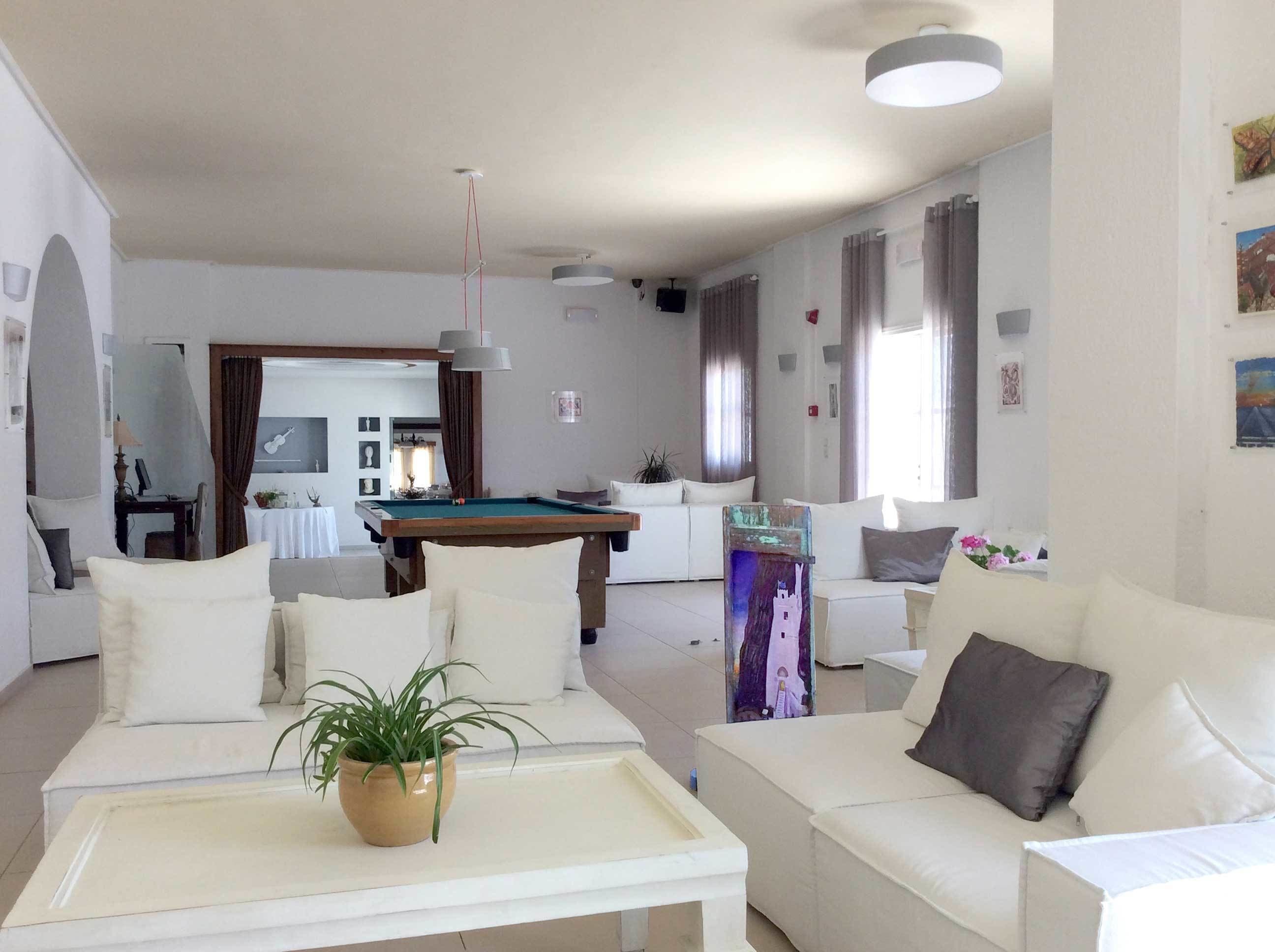 3 bars/lounges, poolside bar