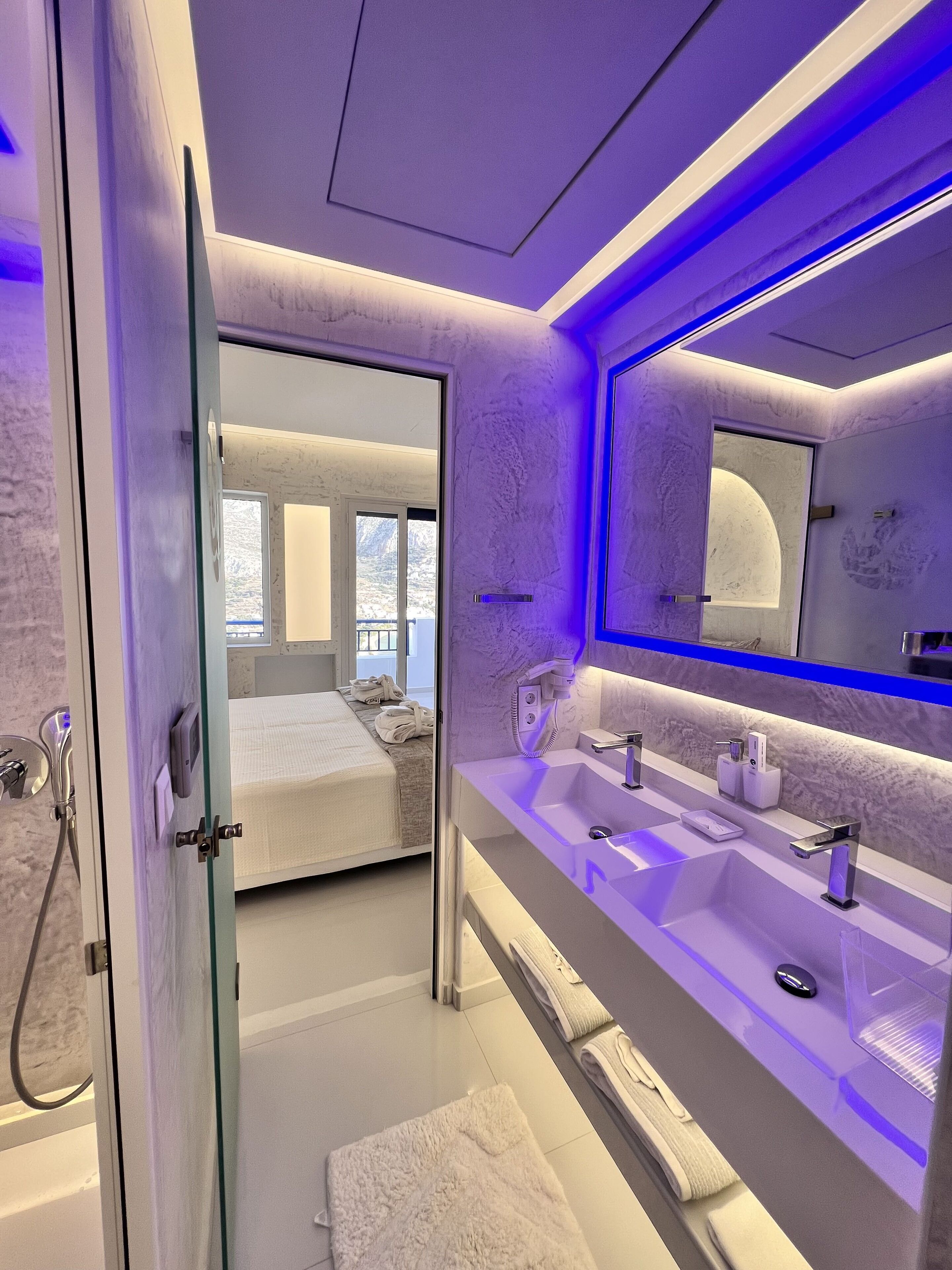 埃及棉床单、高档床上用品、迷你吧、客房内保险箱