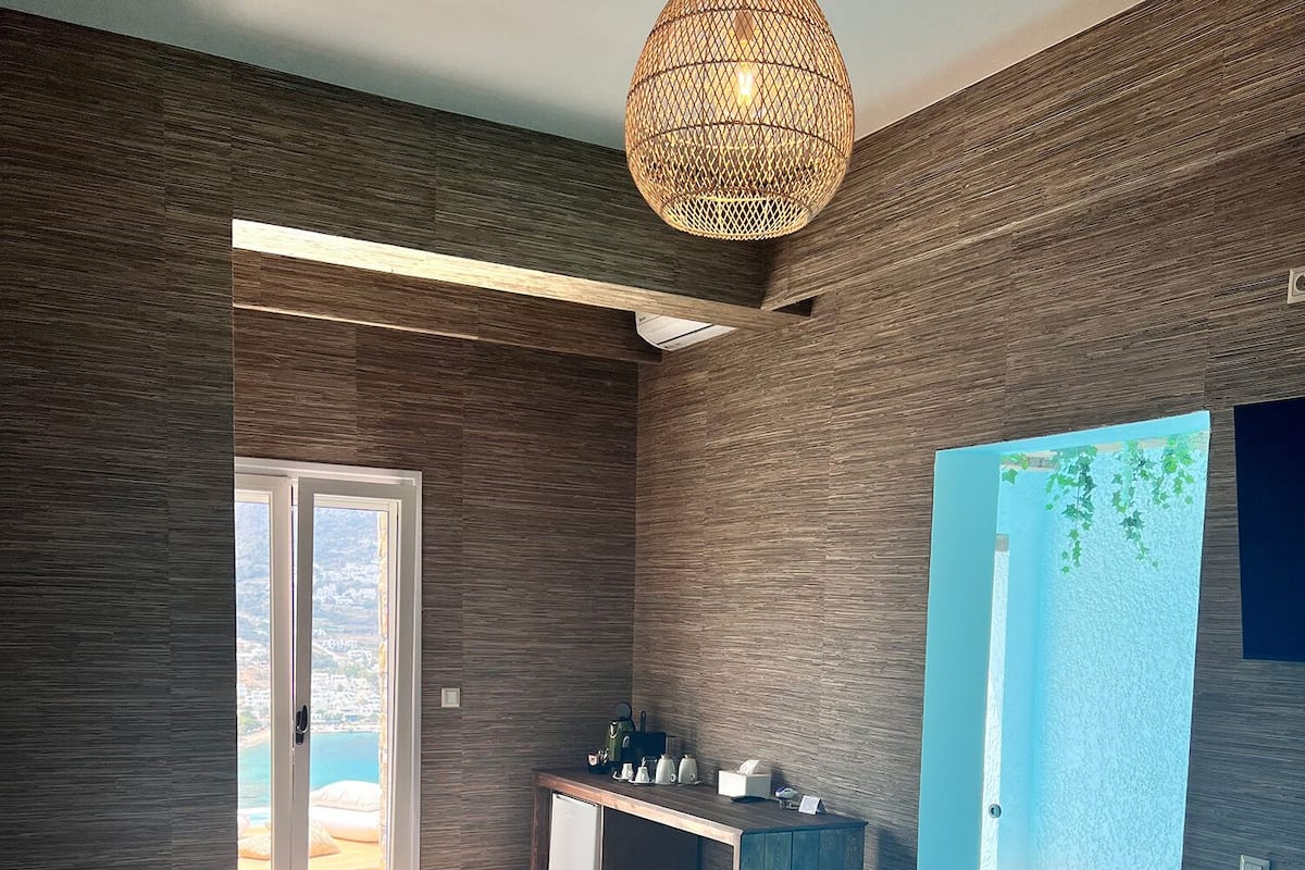 Deluxe with Cave Pool | Sábanas de algodón egipcio, ropa de cama de alta calidad y minibar