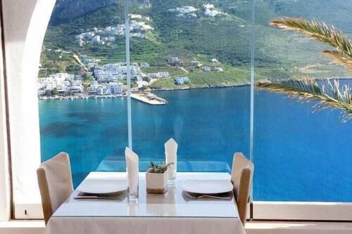 2 restaurants; s'hi serveixen esmorzars, dinars i sopars