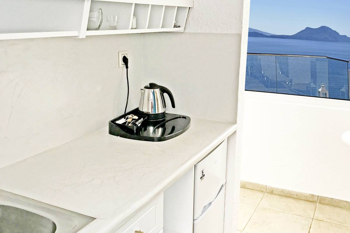 honeymoon suite, sea view | private kitchenette | fridge, coffee/tea maker, electric kettle