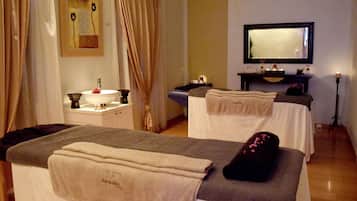 Behandelingskamers voor koppels, een sauna, een bubbelbad, een stoombad