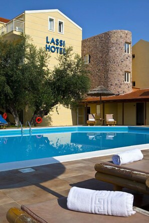 Outdoor pool, pool umbrellas, sun loungers - Lassi Hotel (Kefalonia)