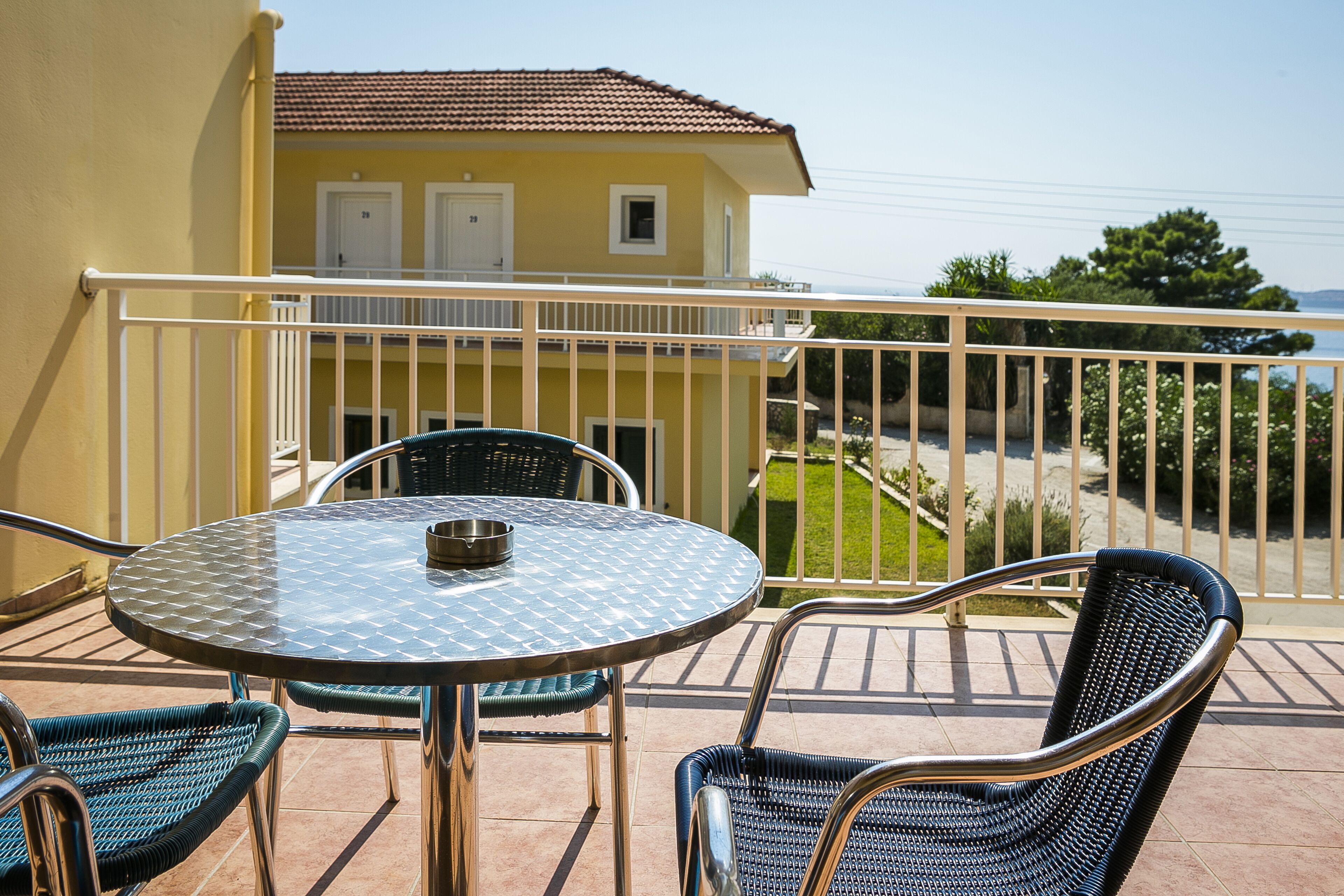 خزنة داخل الغرفة وتجهيزات عازلة للصوت ومكواة/لوح كي وملاءات أسرّة