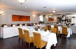 Banquet hall - Abberley Court Hotel (Dublin)