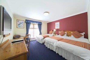 Triple Room | In-room safe, desk, blackout drapes, iron/ironing board