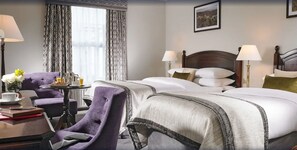 Separat badekar og dusj, toalettartikler (inkludert) og hårføner