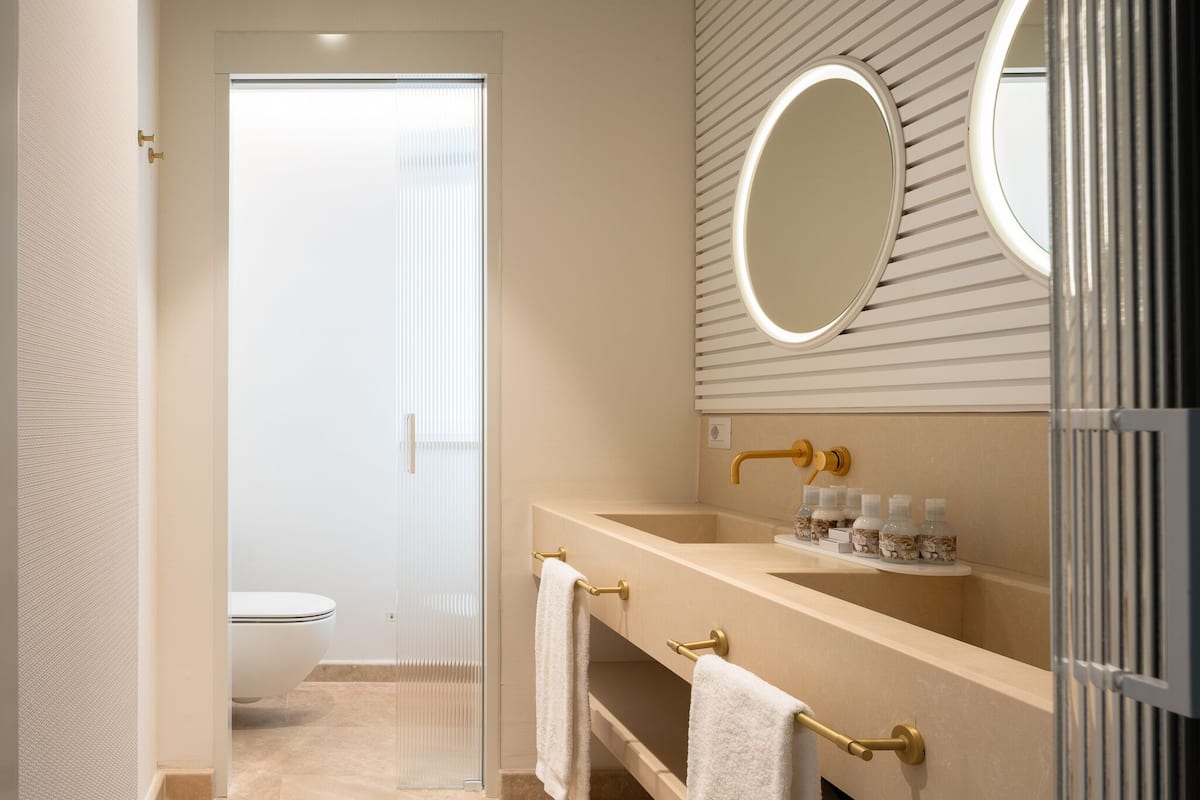 junior suite family | bathroom | free toiletries, hair dryer, bathrobes, bidet