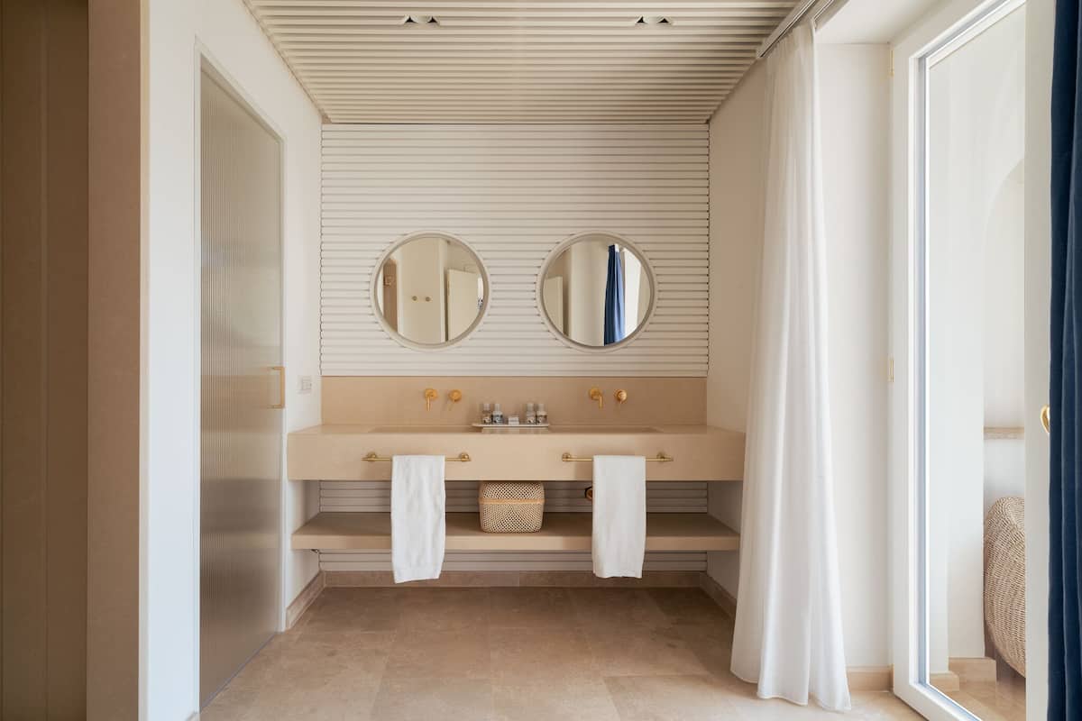 deluxe room garden view | bathroom | free toiletries, hair dryer, bathrobes, bidet