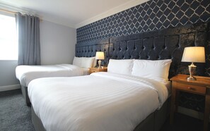 Habitación triple estándar | Caja de seguridad en la habitación, escritorio y wifi gratis 