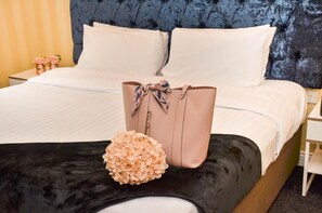 In-room safe, desk, free WiFi, bed sheets - Hotel St. George by Nina (Dublin)