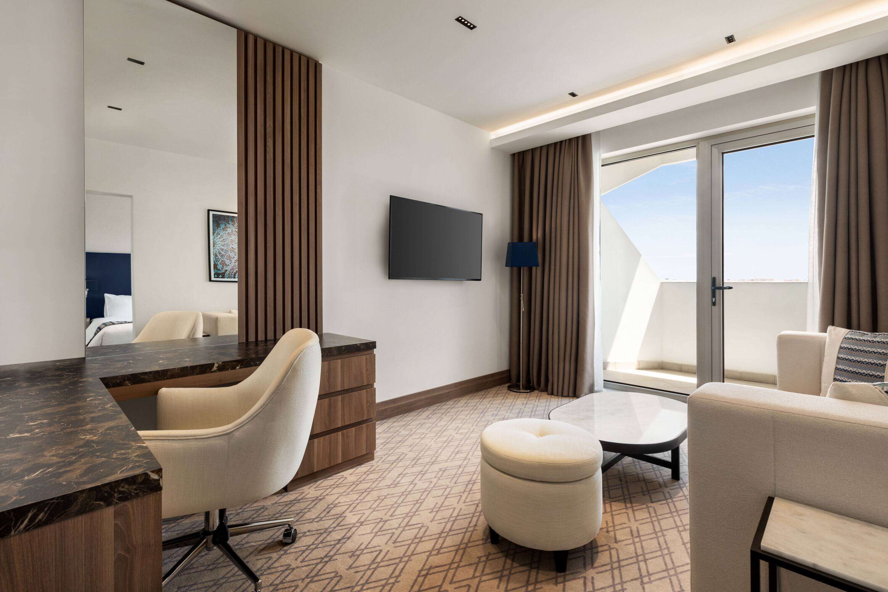 行政套房, 1 张特大床, 吸烟房 | 加厚床垫、迷你吧、客房内保险箱、办公桌