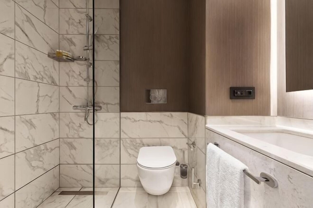 Un baño con ducha, inodoro y lavamanos.