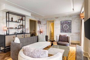 Executive-Suite, 1 King-Bett, Raucher | Pillowtop-Betten, Minibar, Zimmersafe, Schreibtisch